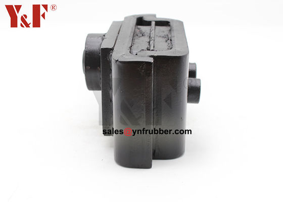 Chiếc xe máy phía sau được trang bị các khuôn cao su