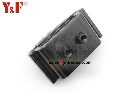 Chiếc xe máy phía sau được trang bị các khuôn cao su